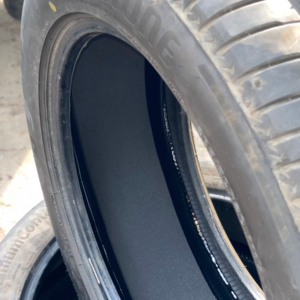 Tráng lốp chống đinh cho ô tô là phương pháp phủ ly tâm một lớp cao su dẻo (dày 5-6 mm) vào lòng lốp xe. Lớp keo này có tác dụng ngăn chặn các vật sắc nhọn (dưới 6 ly) đâm xuyên qua lốp. Giúp tránh nổ lốp đột ngột, bảo vệ an toàn cho người lái xe.