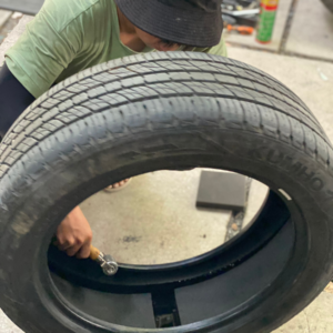 Tráng lốp chống đinh cho ô tô là phương pháp phủ ly tâm một lớp cao su dẻo (dày 5-6 mm) vào lòng lốp xe. Lớp keo này có tác dụng ngăn chặn các vật sắc nhọn (dưới 6 ly) đâm xuyên qua lốp. Giúp tránh nổ lốp đột ngột, bảo vệ an toàn cho người lái xe.