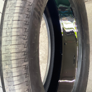 Tráng lốp chống đinh cho ô tô là phương pháp phủ ly tâm một lớp cao su dẻo (dày 5-6 mm) vào lòng lốp xe. Lớp keo này có tác dụng ngăn chặn các vật sắc nhọn (dưới 6 ly) đâm xuyên qua lốp. Giúp tránh nổ lốp đột ngột, bảo vệ an toàn cho người lái xe.