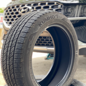 Tráng lốp chống đinh cho ô tô là phương pháp phủ ly tâm một lớp cao su dẻo (dày 5-6 mm) vào lòng lốp xe. Lớp keo này có tác dụng ngăn chặn các vật sắc nhọn (dưới 6 ly) đâm xuyên qua lốp. Giúp tránh nổ lốp đột ngột, bảo vệ an toàn cho người lái xe.