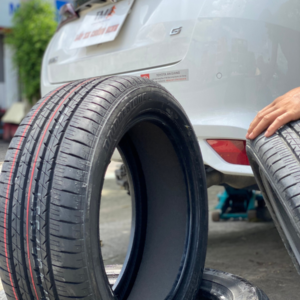 Tráng lốp chống đinh cho ô tô là phương pháp phủ ly tâm một lớp cao su dẻo (dày 5-6 mm) vào lòng lốp xe. Lớp keo này có tác dụng ngăn chặn các vật sắc nhọn (dưới 6 ly) đâm xuyên qua lốp. Giúp tránh nổ lốp đột ngột, bảo vệ an toàn cho người lái xe.