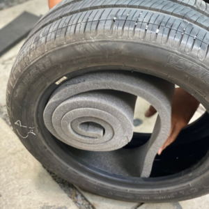 Tráng lốp chống đinh cho ô tô là phương pháp phủ ly tâm một lớp cao su dẻo (dày 5-6 mm) vào lòng lốp xe. Lớp keo này có tác dụng ngăn chặn các vật sắc nhọn (dưới 6 ly) đâm xuyên qua lốp. Giúp tránh nổ lốp đột ngột, bảo vệ an toàn cho người lái xe.
