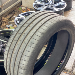 Tráng lốp chống đinh cho ô tô là phương pháp phủ ly tâm một lớp cao su dẻo (dày 5-6 mm) vào lòng lốp xe. Lớp keo này có tác dụng ngăn chặn các vật sắc nhọn (dưới 6 ly) đâm xuyên qua lốp. Giúp tránh nổ lốp đột ngột, bảo vệ an toàn cho người lái xe.