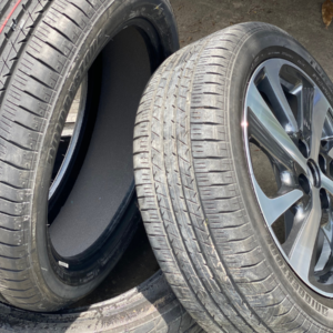 Tráng lốp chống đinh cho ô tô là phương pháp phủ ly tâm một lớp cao su dẻo (dày 5-6 mm) vào lòng lốp xe. Lớp keo này có tác dụng ngăn chặn các vật sắc nhọn (dưới 6 ly) đâm xuyên qua lốp. Giúp tránh nổ lốp đột ngột, bảo vệ an toàn cho người lái xe.
