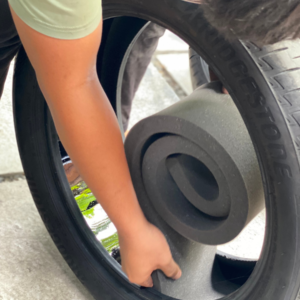 Tráng lốp chống đinh cho ô tô là phương pháp phủ ly tâm một lớp cao su dẻo (dày 5-6 mm) vào lòng lốp xe. Lớp keo này có tác dụng ngăn chặn các vật sắc nhọn (dưới 6 ly) đâm xuyên qua lốp. Giúp tránh nổ lốp đột ngột, bảo vệ an toàn cho người lái xe.