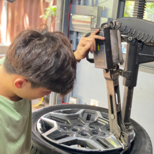 Tráng lốp chống đinh cho ô tô là phương pháp phủ ly tâm một lớp cao su dẻo (dày 5-6 mm) vào lòng lốp xe. Lớp keo này có tác dụng ngăn chặn các vật sắc nhọn (dưới 6 ly) đâm xuyên qua lốp. Giúp tránh nổ lốp đột ngột, bảo vệ an toàn cho người lái xe.