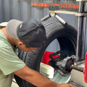 Tráng lốp chống đinh cho ô tô là phương pháp phủ ly tâm một lớp cao su dẻo (dày 5-6 mm) vào lòng lốp xe. Lớp keo này có tác dụng ngăn chặn các vật sắc nhọn (dưới 6 ly) đâm xuyên qua lốp. Giúp tránh nổ lốp đột ngột, bảo vệ an toàn cho người lái xe.