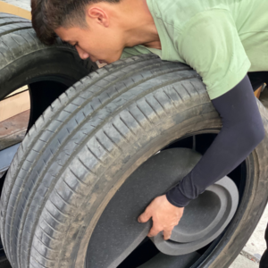 Tráng lốp chống đinh cho ô tô là phương pháp phủ ly tâm một lớp cao su dẻo (dày 5-6 mm) vào lòng lốp xe. Lớp keo này có tác dụng ngăn chặn các vật sắc nhọn (dưới 6 ly) đâm xuyên qua lốp. Giúp tránh nổ lốp đột ngột, bảo vệ an toàn cho người lái xe.