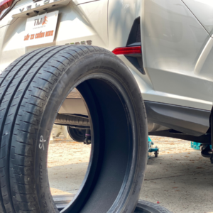 Tráng lốp chống đinh cho ô tô là phương pháp phủ ly tâm một lớp cao su dẻo (dày 5-6 mm) vào lòng lốp xe. Lớp keo này có tác dụng ngăn chặn các vật sắc nhọn (dưới 6 ly) đâm xuyên qua lốp. Giúp tránh nổ lốp đột ngột, bảo vệ an toàn cho người lái xe.