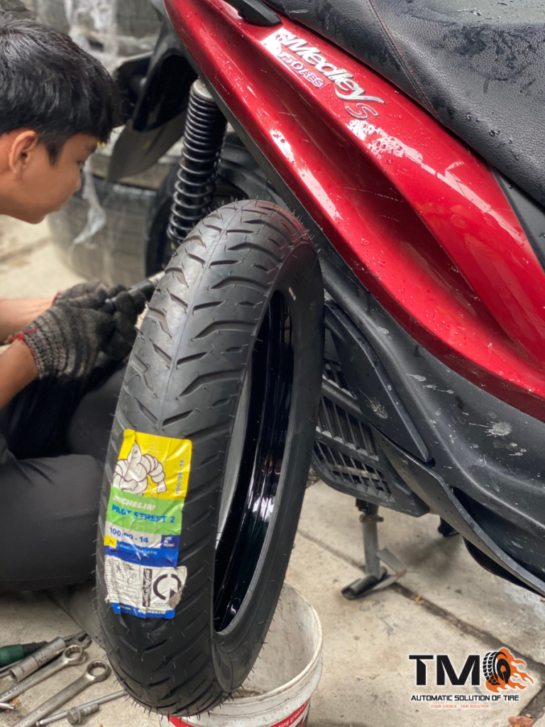 Lốp chống đinh công nghệ tự vá xe máy Piaggio Medly giá tốt. Công nghệ tự vá lỗ thủng dưới 4 ly, bảo hành chống đinh đến hết chỉ số mòn vỏ,...
