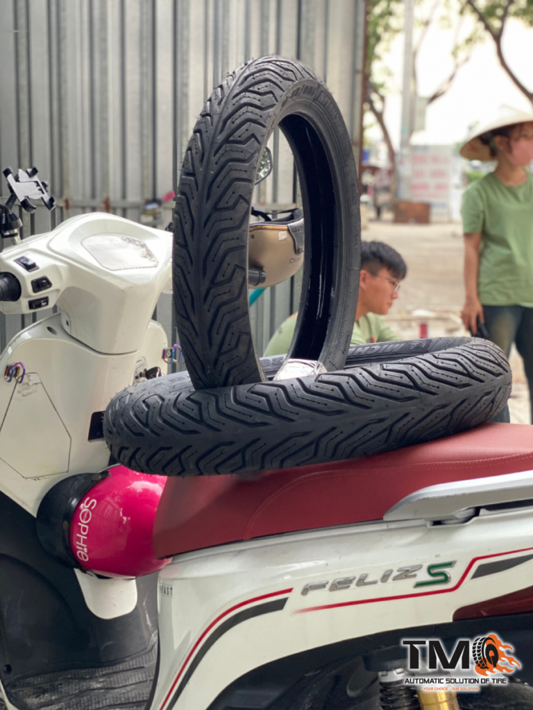 Lốp chống đinh công nghệ tự vá xe máy điện Vinfast Feliz giá tốt. Công nghệ tự vá lỗ thủng dưới 4 ly, bảo hành chống đinh đến hết chỉ số mòn vỏ,...